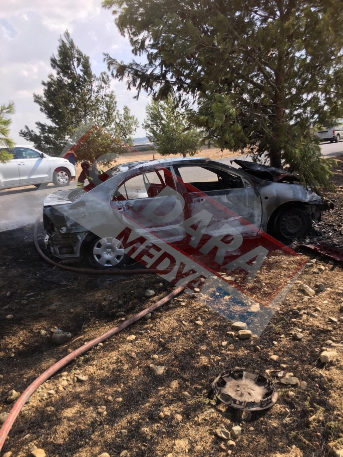 Alayköy yolu üzerinde kontrolden çıkan araç ağaca çarparak durdu , çarpmanın etkisiyle alev alan araç İtfaiye ekiplerince söndürüldü