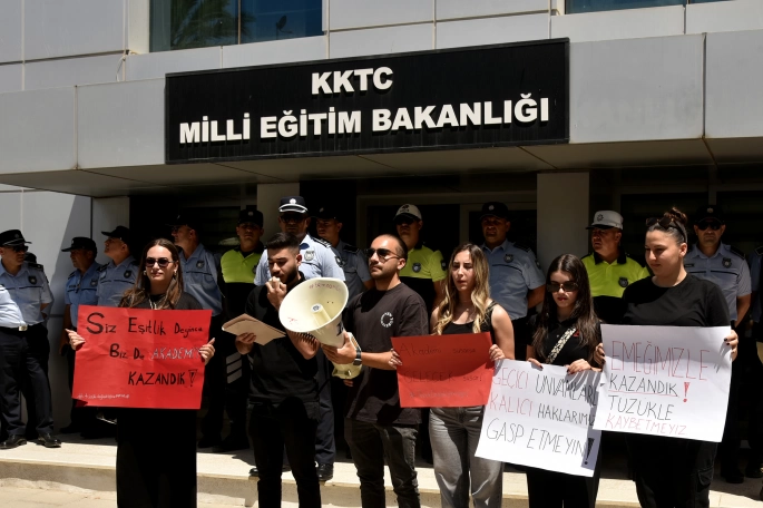 AÖA öğrencileri Milli Eğitim Bakanlığı’na siyah çelenk bıraktı