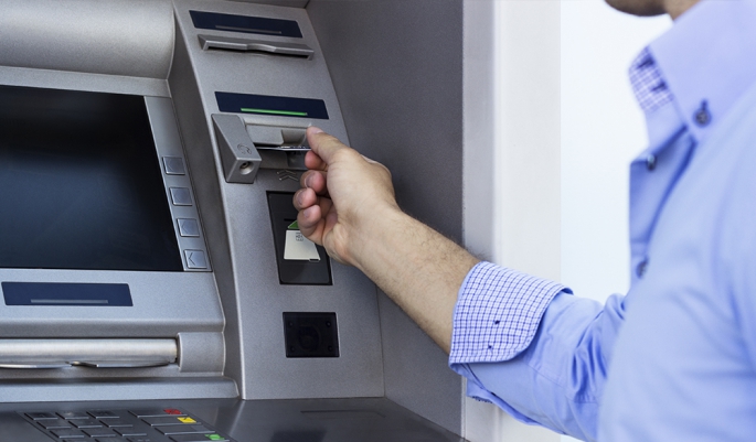 ATM'nin Üzerinde Bulduğu Kredi Kartı ile Para Çekti! Yakalandı!