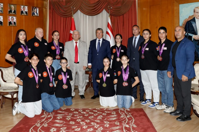 BAŞBAKAN ÜNAL ÜSTEL, KKTC TAEKWONDO MİLLİ TAKIMINI KABUL ETTİ
