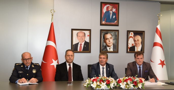 Başbakan Üstel, Ercan Havalimanında paydaşlarla bir araya geldi