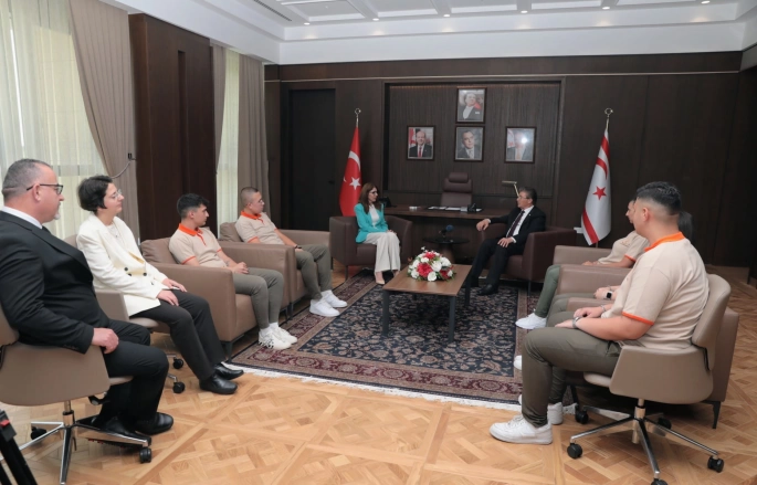 Başbakan Üstel, Esin Leman Lisesi öğretmen ve öğrencilerini kabul etti