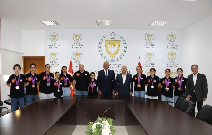 Çavuşoğlu, KKTC Taekwondo Federasyonu Başkanı Gökbilen ve milli takım sporcularını kabul etti