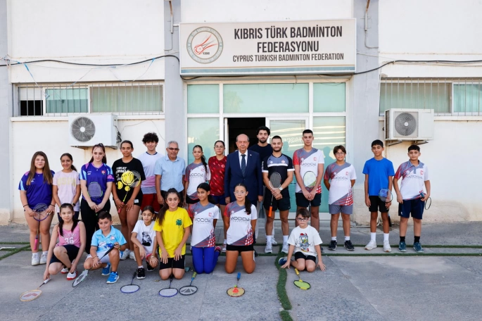 Cumhurbaşkanı Tatar Badmington Federasyonu’nu ziyaret etti
