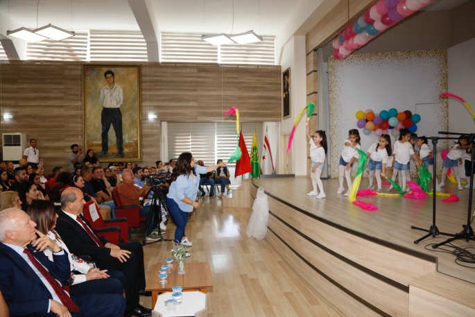  Cumhurbaşkanı Tatar, Gün Işığı Kreş ve Anaokulu öğrencilerinin 23 Nisan gösterilerini izledi