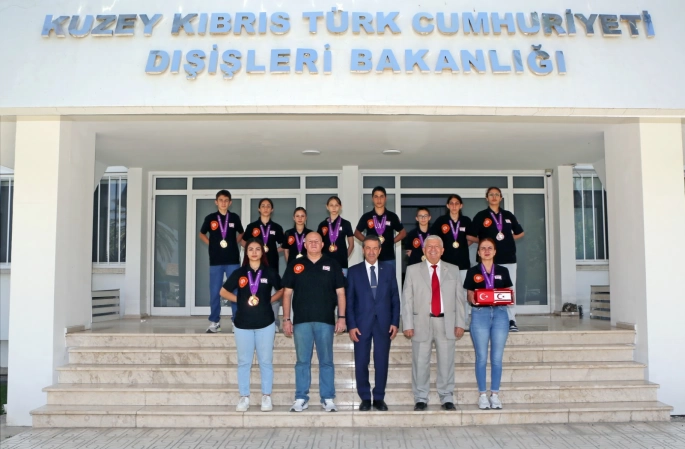 Dışişleri Bakanı Ertuğruloğlu, Gökbilen ve milli sporcuları kabul etti