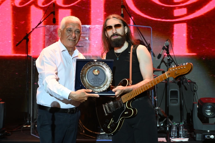 Emre Fel Güzelyurt Portakal Festivali'nde konser verdi