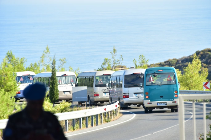  Erenköy kafilesi sınır kapısında engelle karşılaştı… Yeşilırmak Sınır Kapısı’nda bir süre bekletilen kafile, kara yoluyla Erenköy'e hareket etti