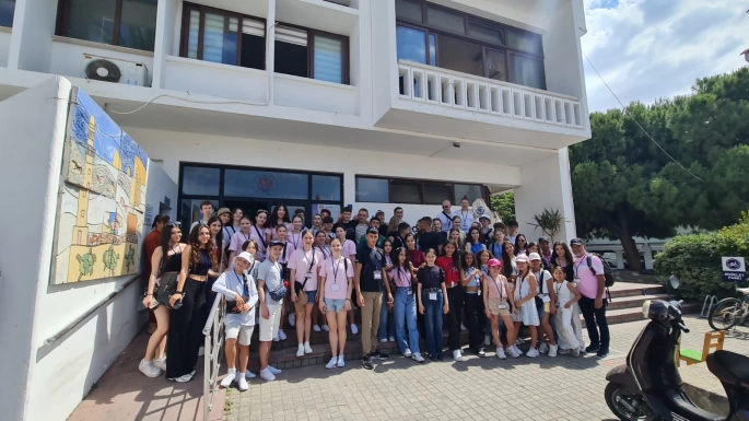 Farklı ülkelerden çocuklar Girne’de dünya barışı temasıyla resim çizdi