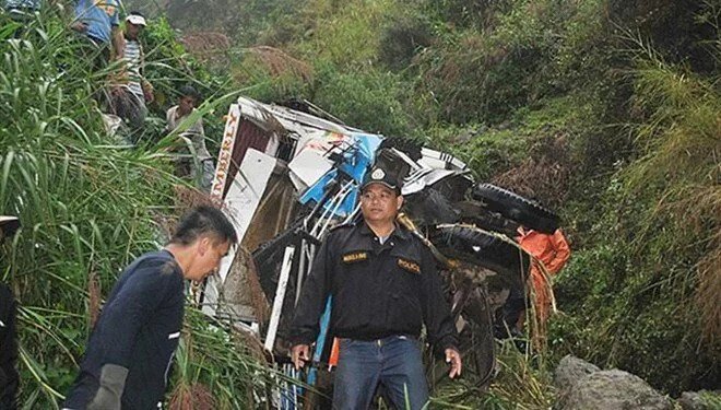  Filipinler'de uçuruma yuvarlanan otobüsteki 17 kişi öldü