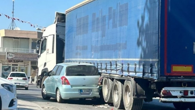 Gazimağusa’da kaza: Hatchback türü araç, çarpıştığı TIR’ın kör noktasına sıkıştı!