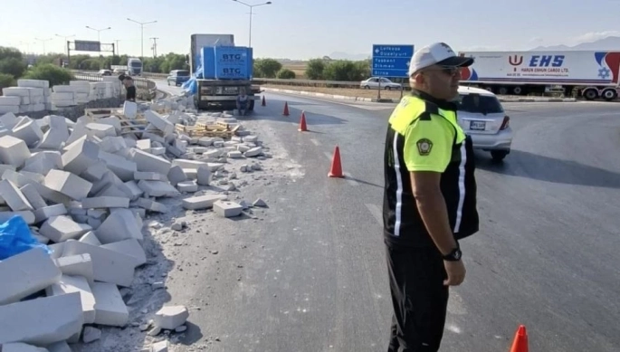 Gazimağusa-Lefkoşa Anayolu’nda TIR devrildi