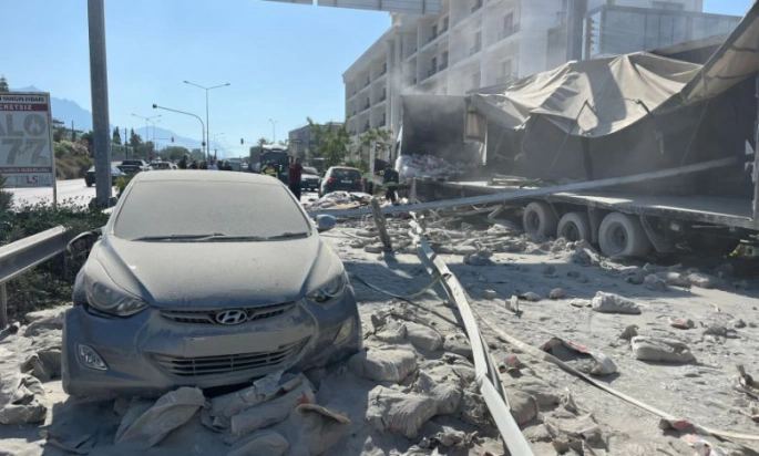 Girne Çevre Yolu’nda TIR Dehşeti: Karşı Şeride Geçti, Trafik Felç Oldu