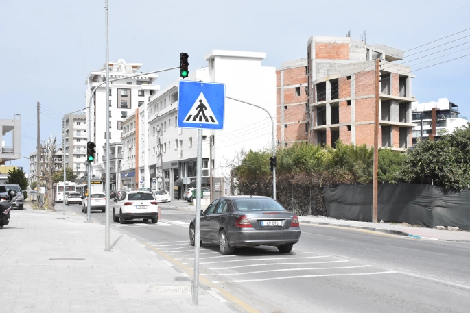 Girne’de Semih Sancar Caddesi'ne yerleştirilen yaya trafik ışığı kullanıma açıldı
