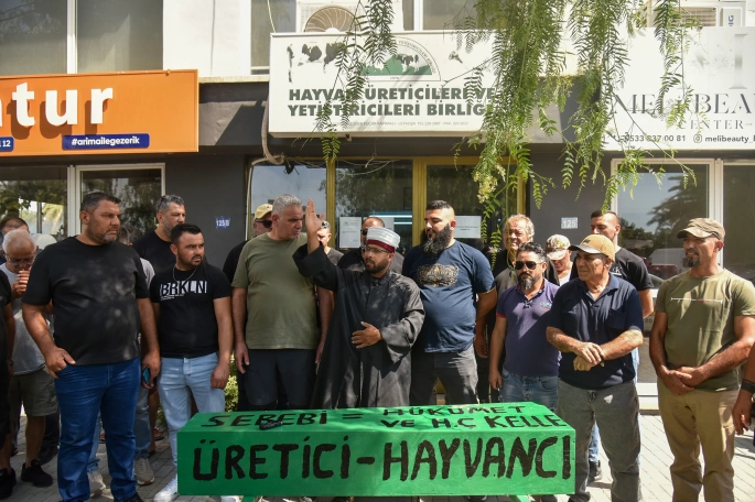  Hayvan üreticileri, Tarım ve Doğal Kaynaklar Bakanlığı önünde tabutlu eylem yaptı