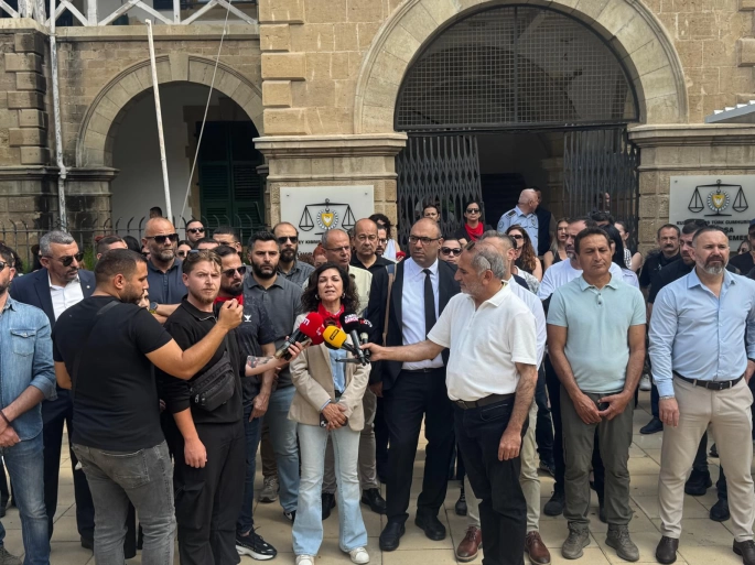 İki öğretmen sendikasının, Disiplin Tüzüğü’ndeki düzenlemeye karşı Anayasa Mahkemesi’nde açtığı dava 22 Mayıs’a ertelendi