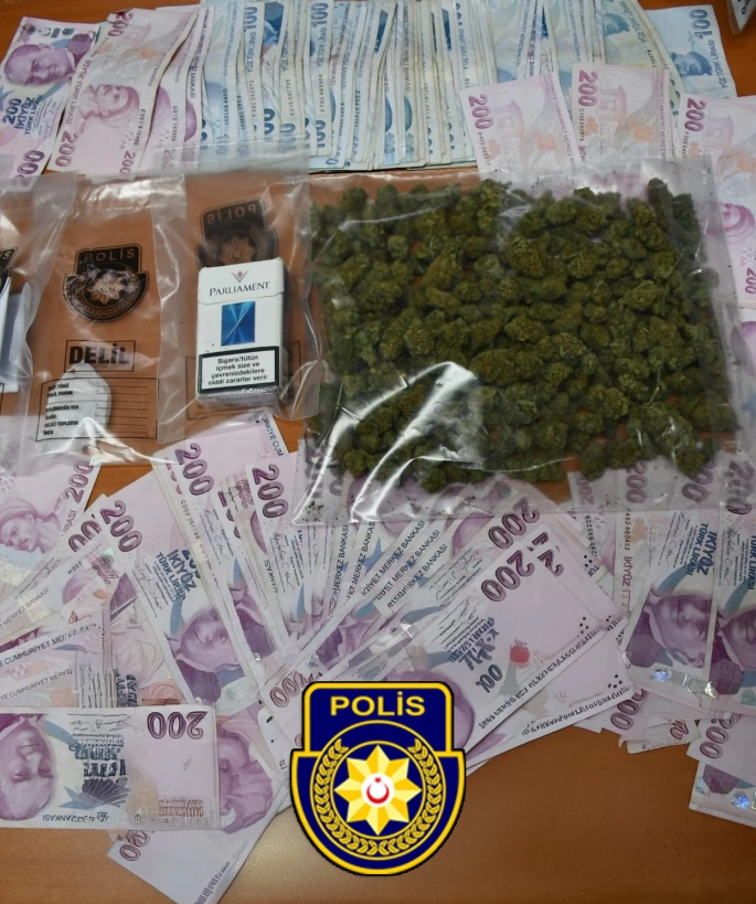 İskele'de araçlarında uyuşturucu ve 28 bin 155 TL nakit para bulunan dört kişi tutuklandı