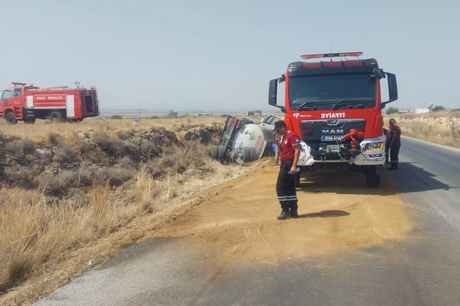  İskele-Ercan ana yolunda akaryakıt yüklü tanker devrildi