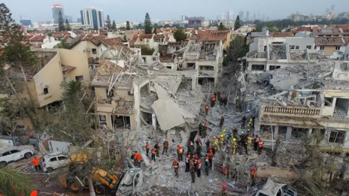 İsrail ve İran arasında saldırılar gece devam etti, Tel Aviv ve Kudüs'te patlamalar