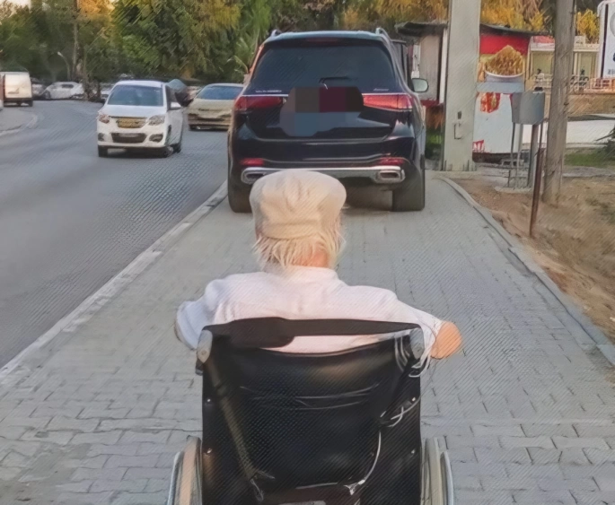 Kaldırıma park ederek geçişe engel olan sürücü rapor edildi