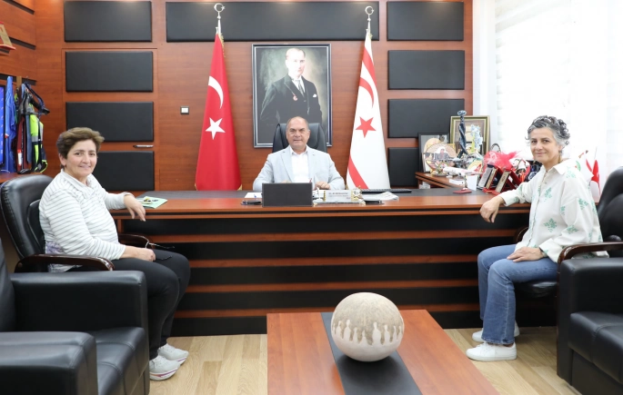 Karavezirler, CTP Spor Komitesi üyesi Akbil’e belediyenin spor alanındaki yatırımlarını anlattı