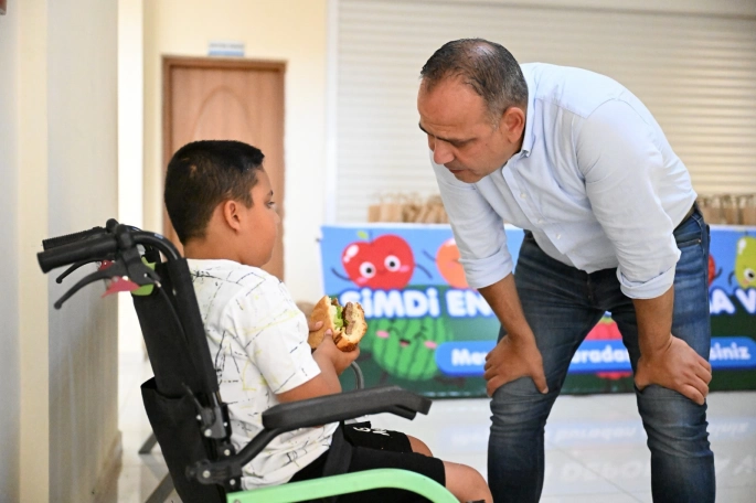 Kolej Sınavına katılan öğrencilere Lefkoşa Türk Belediyesi meyve dağıttı