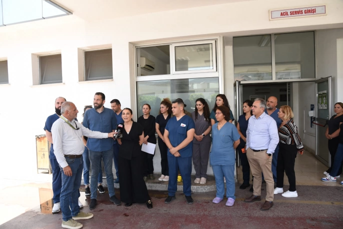  KTHES ve TIP-İŞ Girne Akçiçek Hastanesi önünde basın açıklaması yaptı