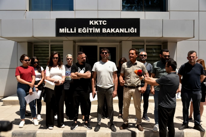 KTOEÖS, Bekirpaşa Lisesi'ndeki sınavlarla ilgili Bakanlık önünde açıklama yaptı