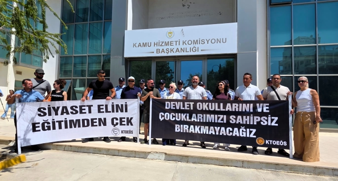 KTOEÖS’ten KHK Önünde Eylem: “Öğretmen Atamaları Yapılsın”