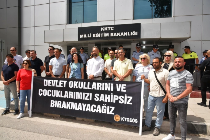 KTOEÖS ve KTÖS'ten ortak eylem: “Devlet okullarını ve çocuklarımızı sahipsiz bırakmayacağız”