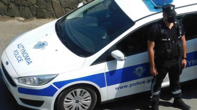 Larnaka Havalimanı’nda gönderilmek istenen paketten silah ve uyuşturucu çıktı