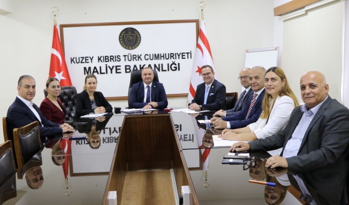 Maliye Bakanı Alişan Şan, Turgay Deniz başkanlığında Kıbrıs Türk Ticaret Odası yönetim kurulu üyelerini kabul etti. 