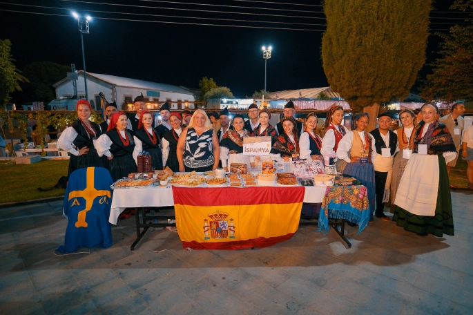  Mehmetçik Üzüm Festivali'nde dün akşam Kıbrıs Gecesi yapıldı, Grup Otantik sahne aldı