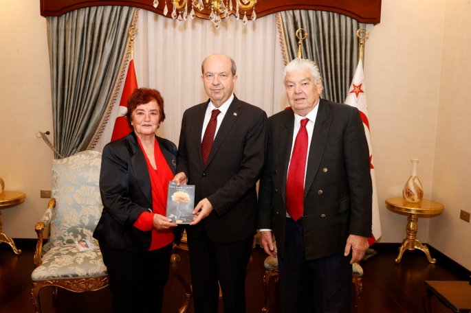 Öğretmen ve Yazar Canev Dinçer, Cumhurbaşkanı Ersin Tatar’a “Kıbrıs, İstanbul ve Benden Katarsis” isimli kitabını takdim etti