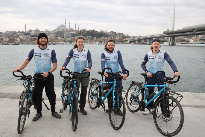 Su krizine karşı farkındalık için Yeni Zelanda'dan Fransa'ya bisiklet sürüyorlar