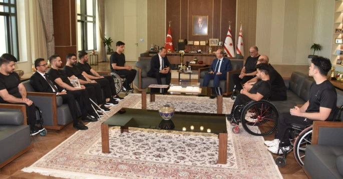 Tatar, Vakıflar Tekerlekli Sandalye Basketbol Takımı’nı kabul etti