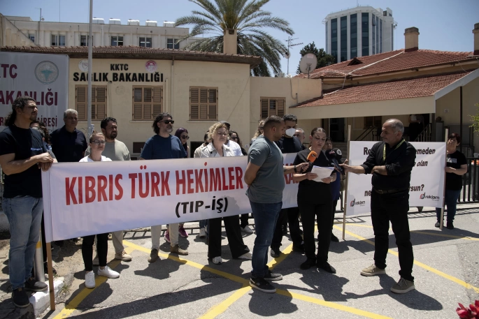 Tıp-İş’ten hekimlerin görev yeri değişikliğine tepki… “Hizmeti geliştirmekten çok siyasi bir yaklaşım”
