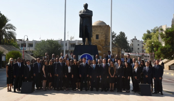 Türkiye İş Bankası KKTC Ülke Müdürlüğü, Türkiye İş Bankası’nın 101. kuruluş yıl dönümü nedeniyle Lefkoşa’daki Atatürk Anıtı’na çelenk koydu.