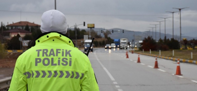 Ülke genelinde dün gerçekleşen trafik denetimlerinde 446 sürücü rapor edildi