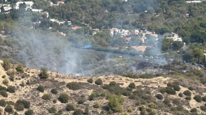 Yangın nedeniyle trafiğe kapatılan yol kısmen açıldı… Köprülü Kavşak’tan Girne’ye gidiş yönü ise kapatıldı